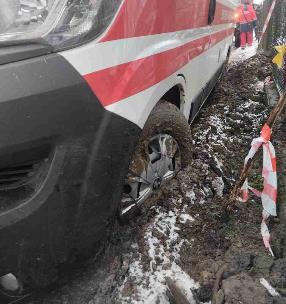 На Львівщині «швидка» потрапила в пастку місцевих доріг(ФОТО)