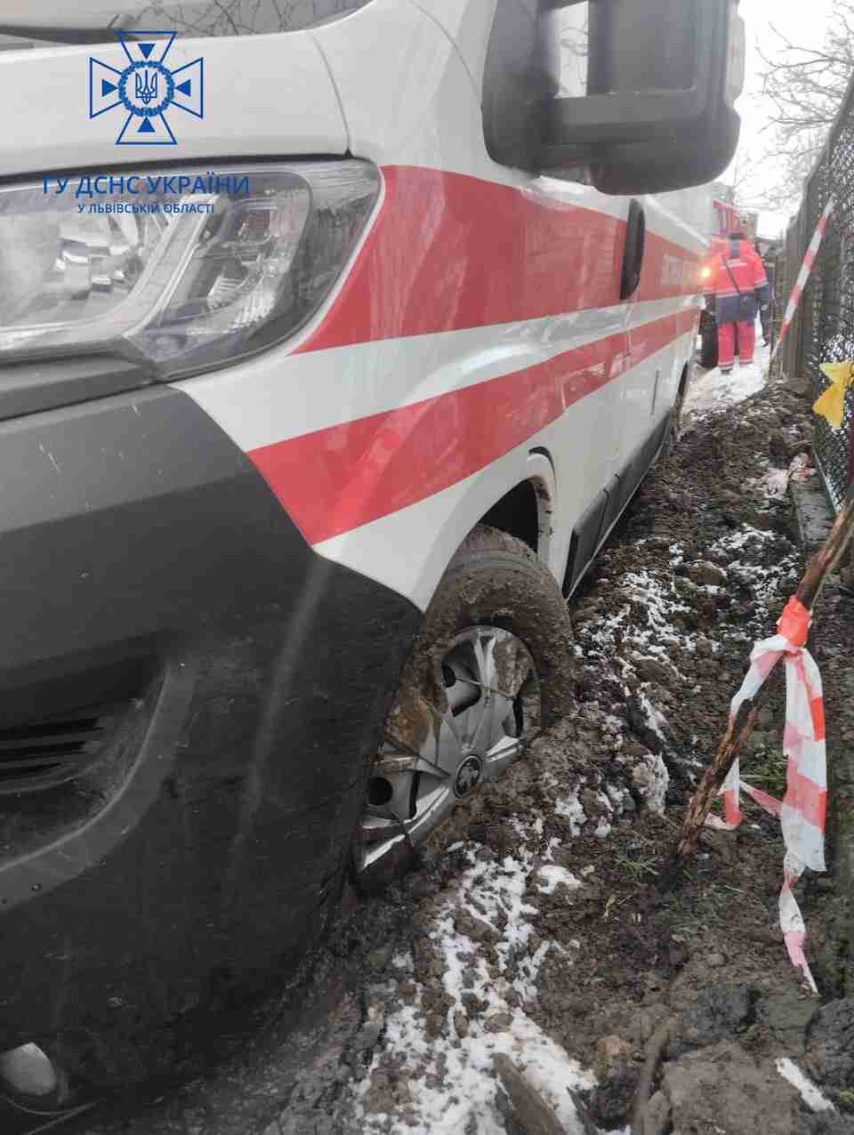 На Львівщині «швидка» потрапила в пастку місцевих доріг(ФОТО)