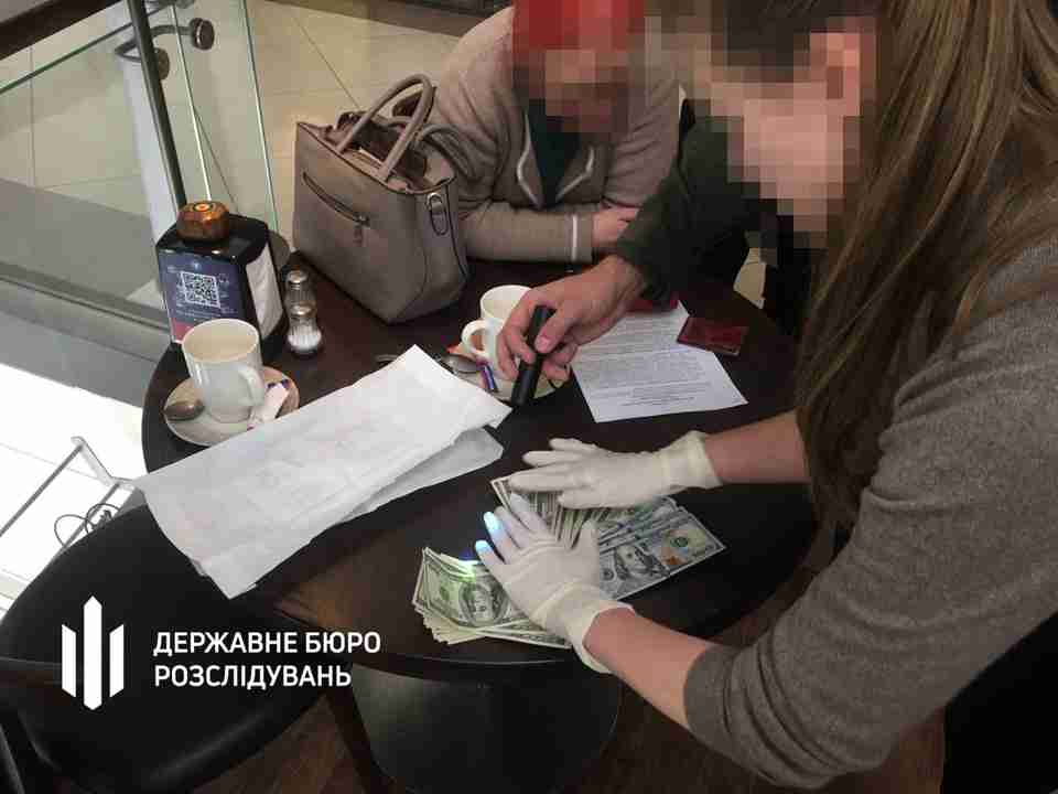 На Львівщині спіймали на хабарі за фіктивну інвалідність керівницю відділення лікарні (ФОТО)
