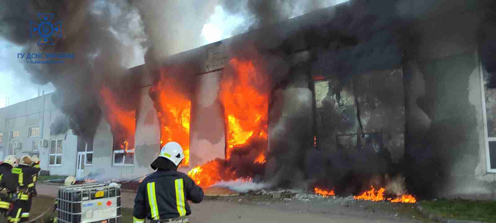 На Львівщині сталася величезна пожежа на виробництві (ФОТО)