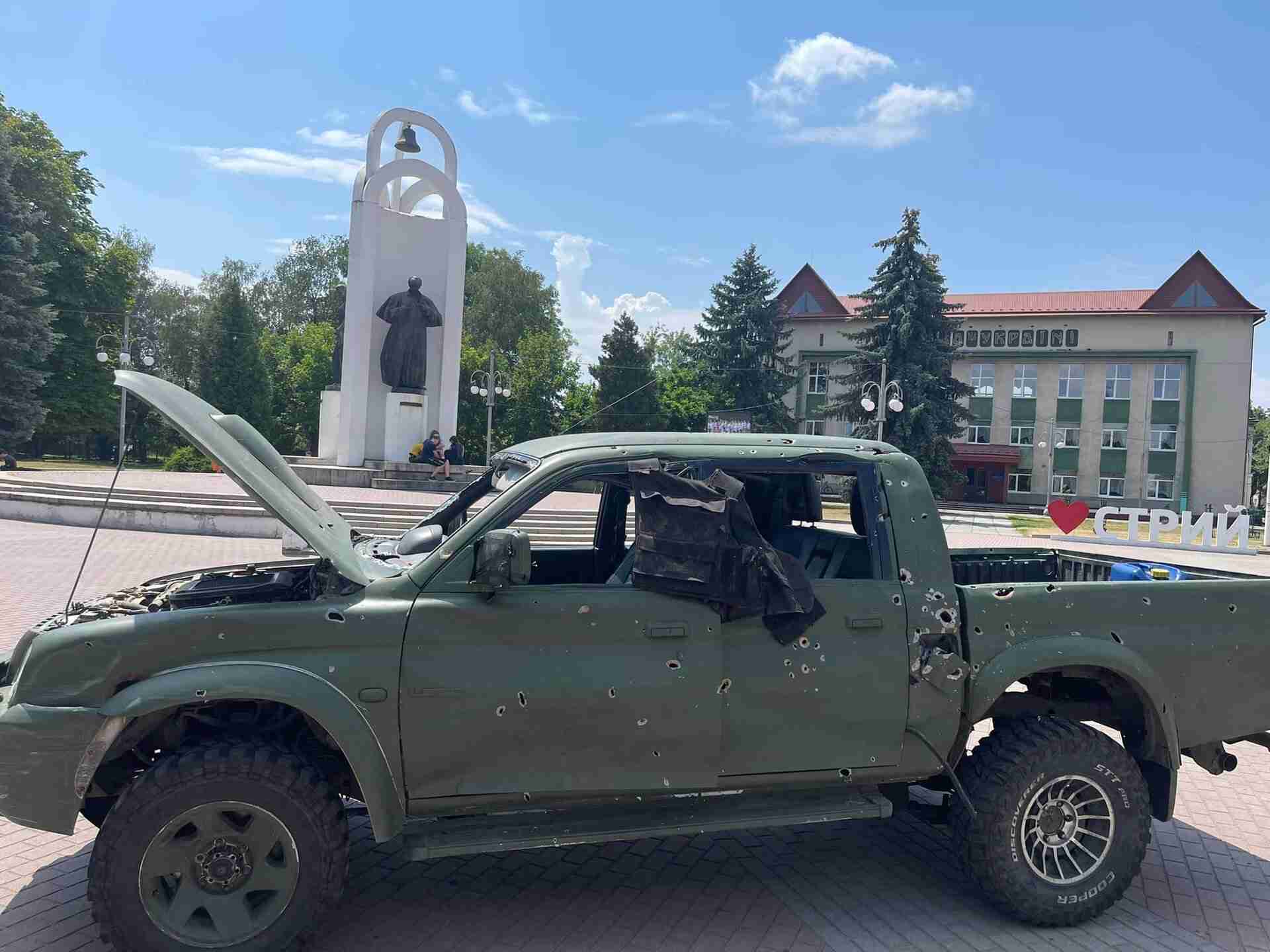 На Львівщині у центрі міста встановили простріляний автомобіль з передової (ФОТО)
