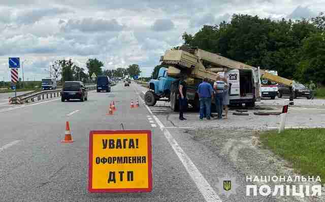 На Львівщині у ДТП постраждали 72-річний водій автокрана «ЗіЛ» та 39-річний водій мікроавтобуса (ФОТО)