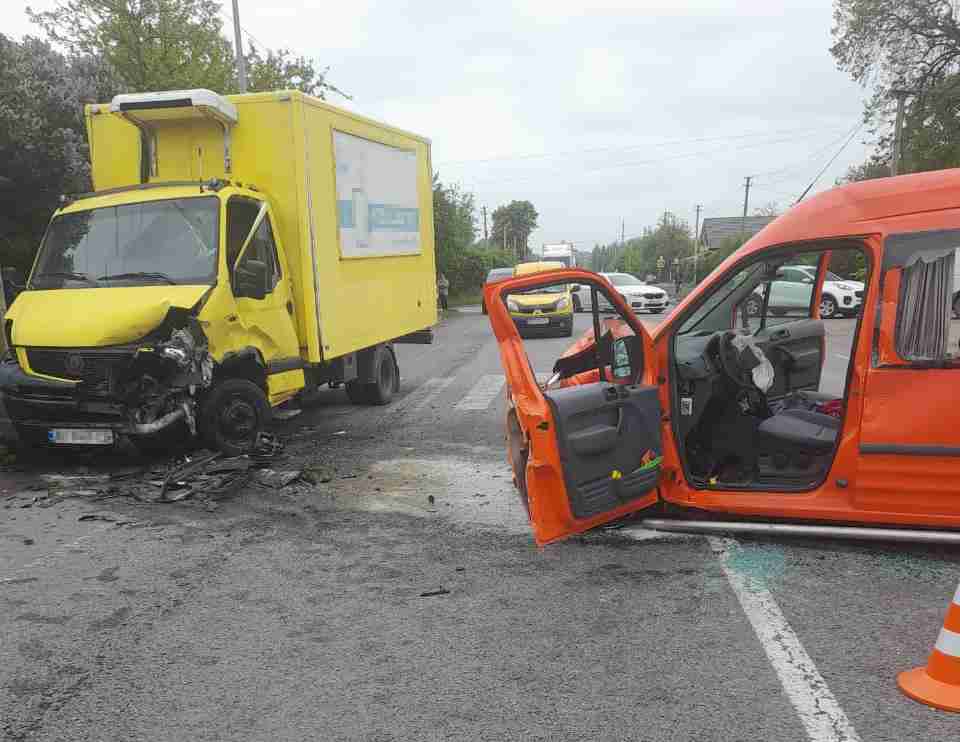 На Львівщині у ДТП важко постраждала водійка авто (ФОТО)