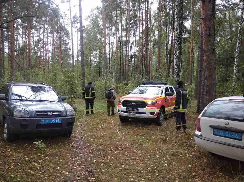 На Львівщині у лісі знайшли жінку, яку три доби шукали десятки людей (ФОТО)