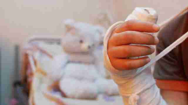 На Львівщині у популярному відпочинковому комплексі дівчина зламала обидві руки одночасно (ВІДЕО)