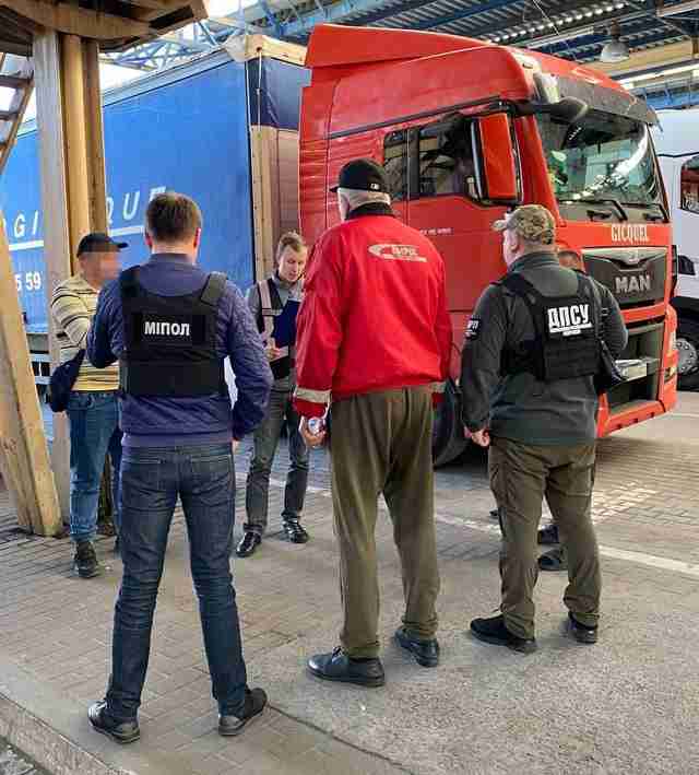 На Львівщині ухилянтів пакують у вантажівки і вивозять за кордон (ФОТО)
