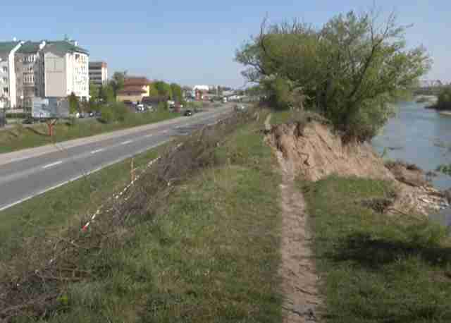 На Львівщині укріплюють берегову лінію у Стрию, щоб у разі обвалу дамби не затопило житловий масив міста (ВІДЕО)