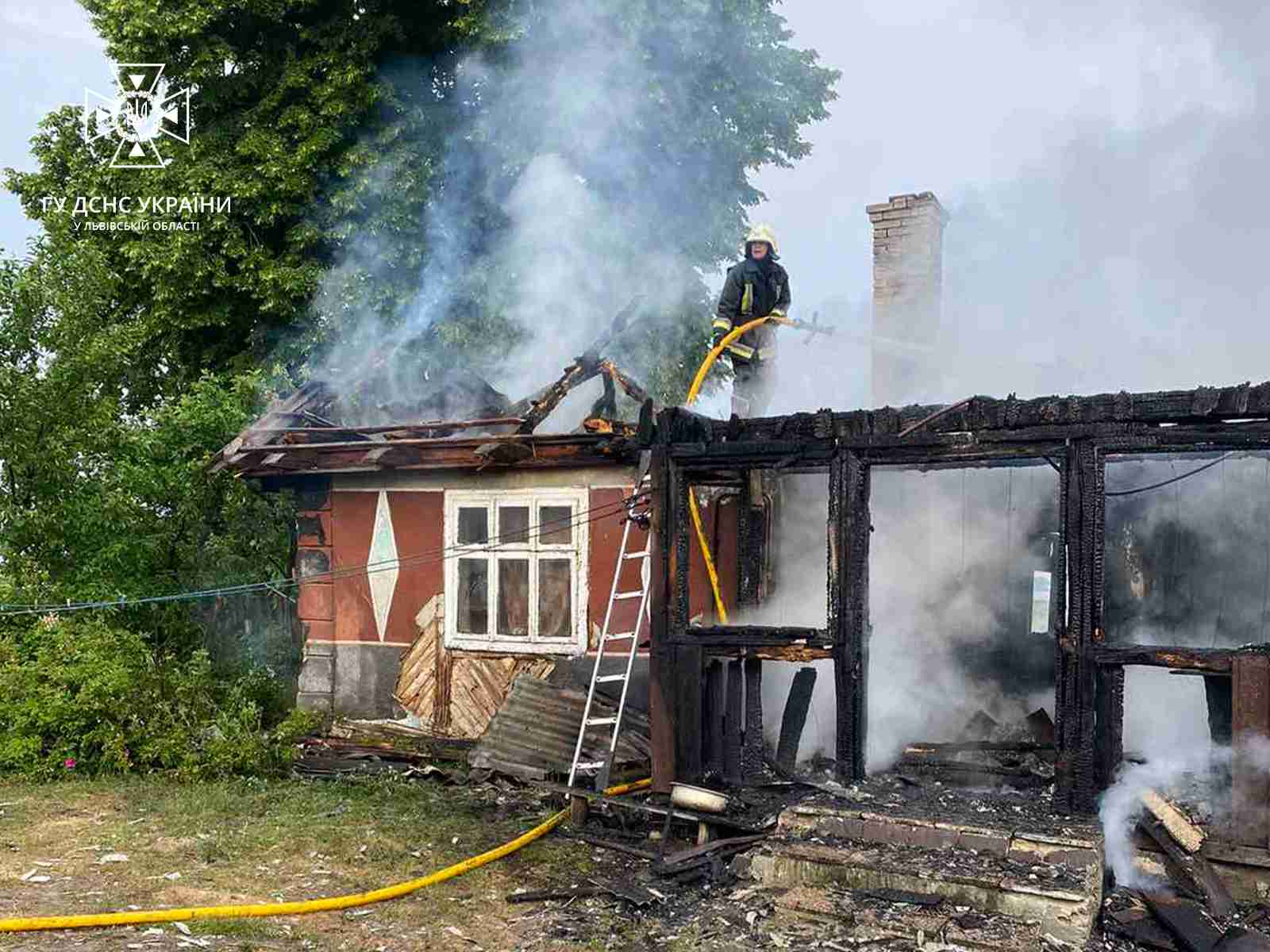 На Львівщині в палаючому будинку загинув чоловік (ФОТО)