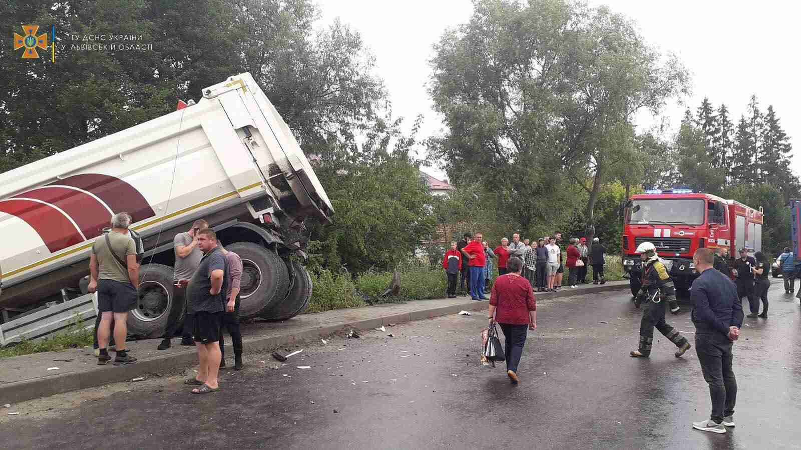На Львівщині вантажівка злетіла у кювет (ФОТО)