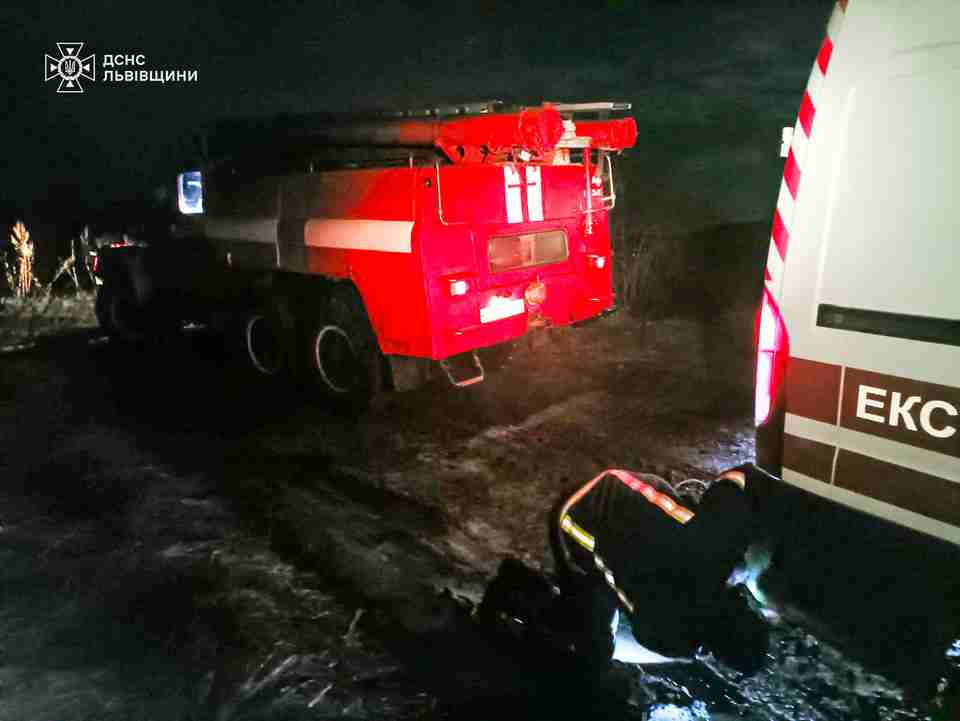 На Львівщині витягли з багнюки автомобіль швидкої допомоги (ФОТО)