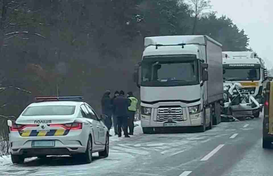 На Львівщині внаслідок зіткнення двох вантажівок і мікроавтобуса постраждали двоє людей (ФОТО)