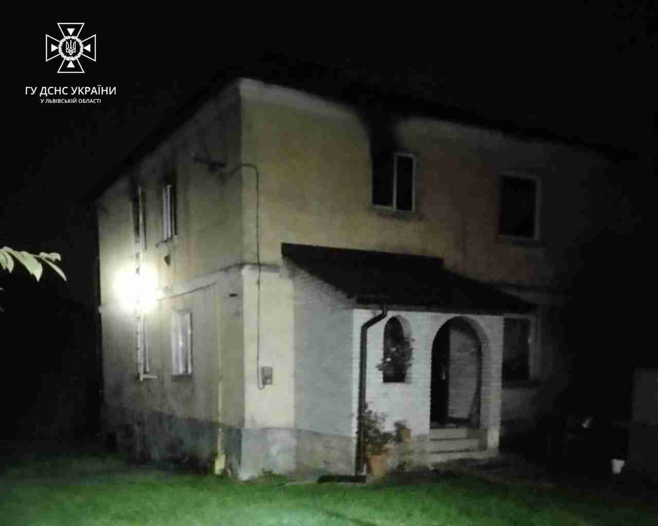 На Львівщині гасили масштабну пожежу у житловому будинку (ФОТО)