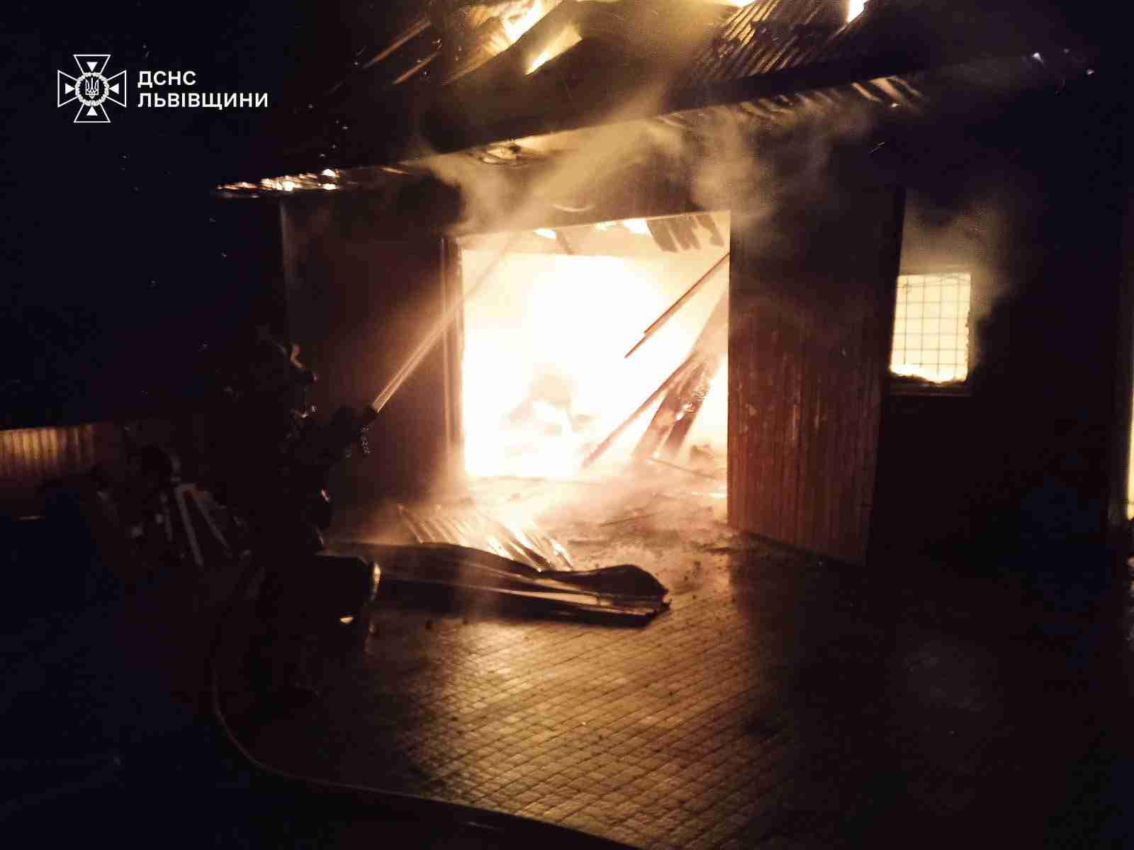На Львівщині вночі рятувальники та працівники місцевої пожежної команди гасили масштабну пожежу (ФОТО)