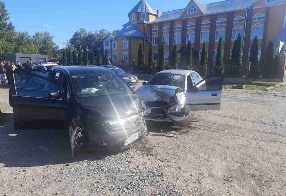 На Львівщині водій «Volkswagen» спричинив ДТП, в якій постраждали водії та пасажири двох авто (ФОТО)