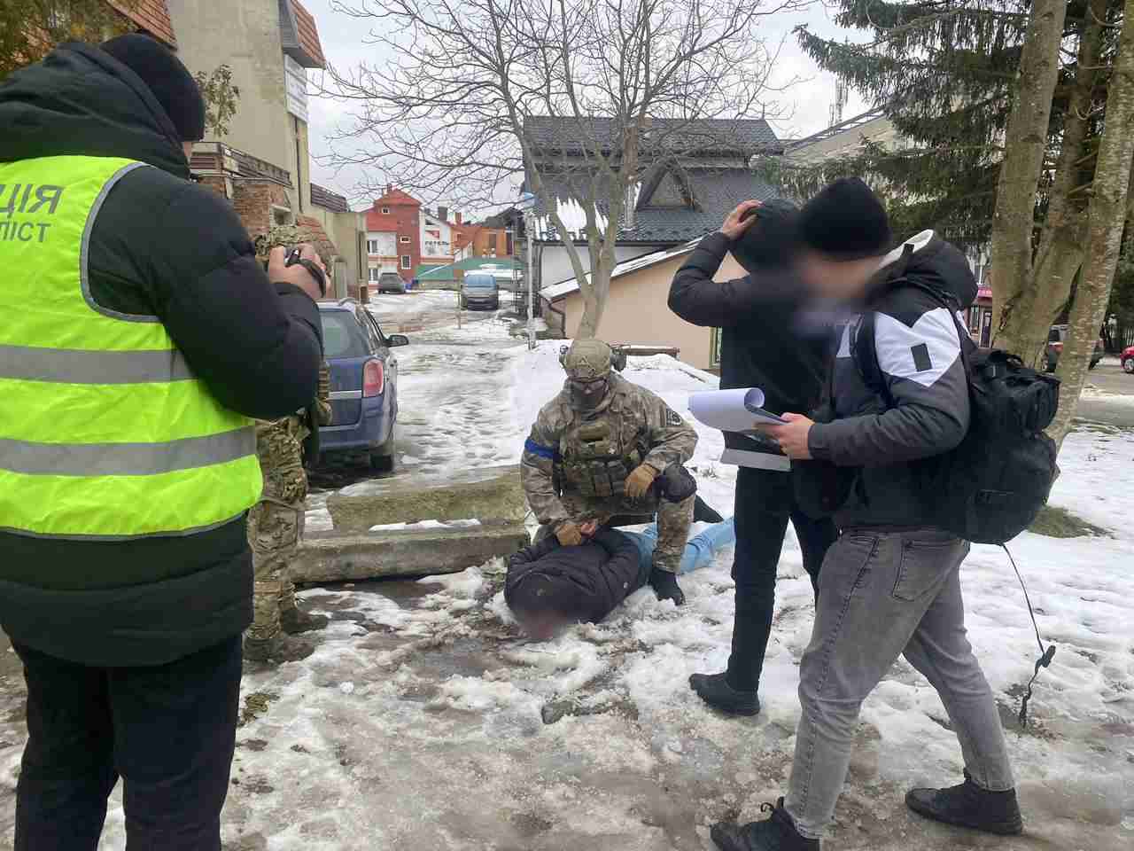 На Львівщині волинські правоохоронці провели спецоперацію із затримання продавця зброї (ФОТО)
