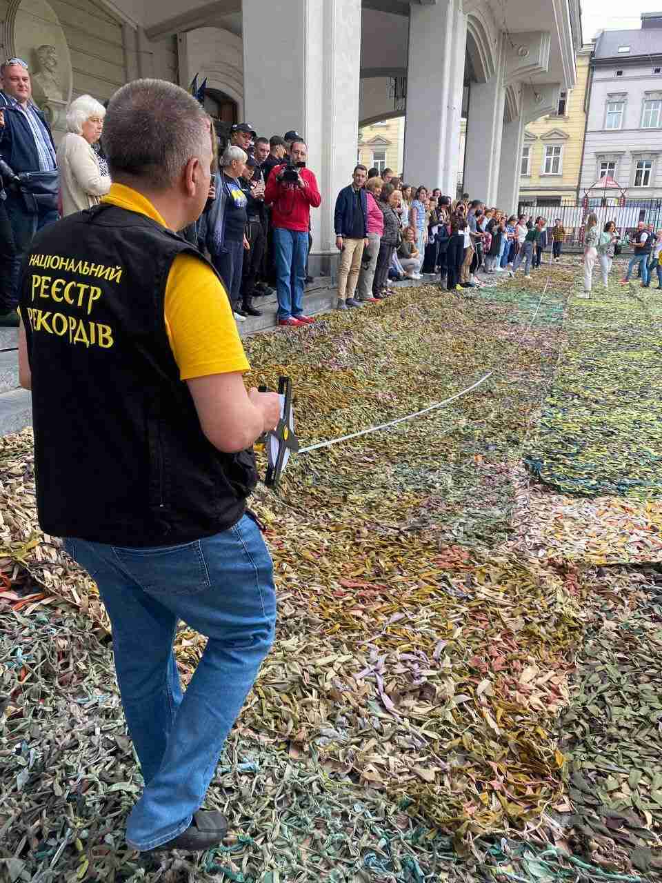 На Львівщині встановили національний рекорд - сплели найбільшу маскувальну сітку в Україні (ФОТО)