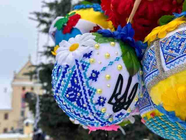 На Львівщині з головної ялинки міста вкрали кульки, майстриня яких встановила рекорд України (ФОТО)