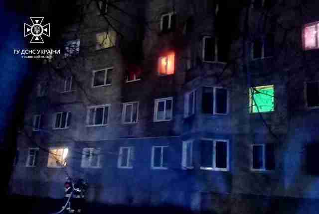 На Львівщині з палаючої багатоповерхівки врятували дев’ятьох людей (ФОТО)