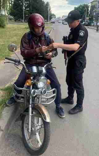 На Львівщині за два тижні поліція упіймала сотні порушників на велосипедах та мотоциклах (ФОТО)