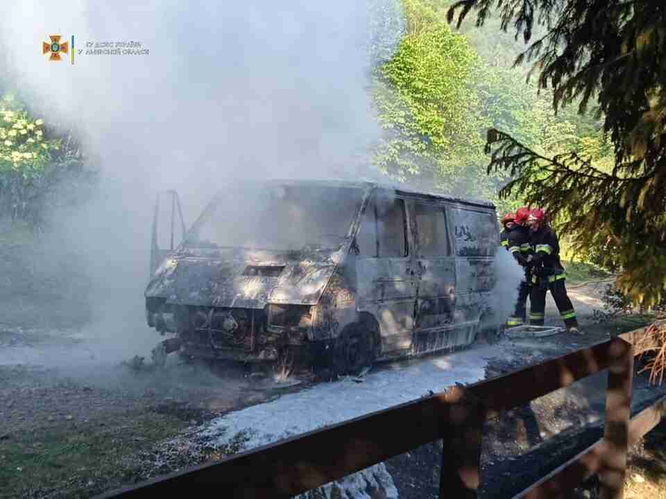 Палав, як факел: на Львівщині згорів мікроавтобус (ФОТО)