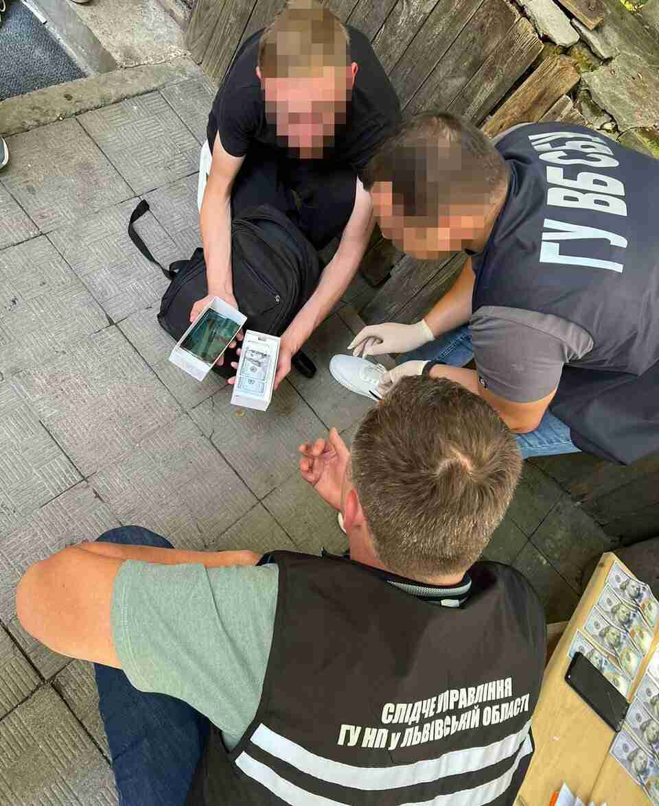 На Львівщині затримали чоловіка, який сприяв виїзду за кордон призовників (ФОТО)