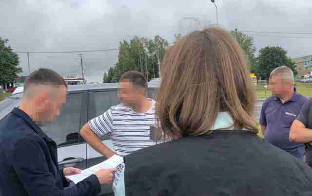 На Львівщині затримали чоловіка, який вносив відомості до бази даних, щоб «ухилянти» могли втекти за кордон