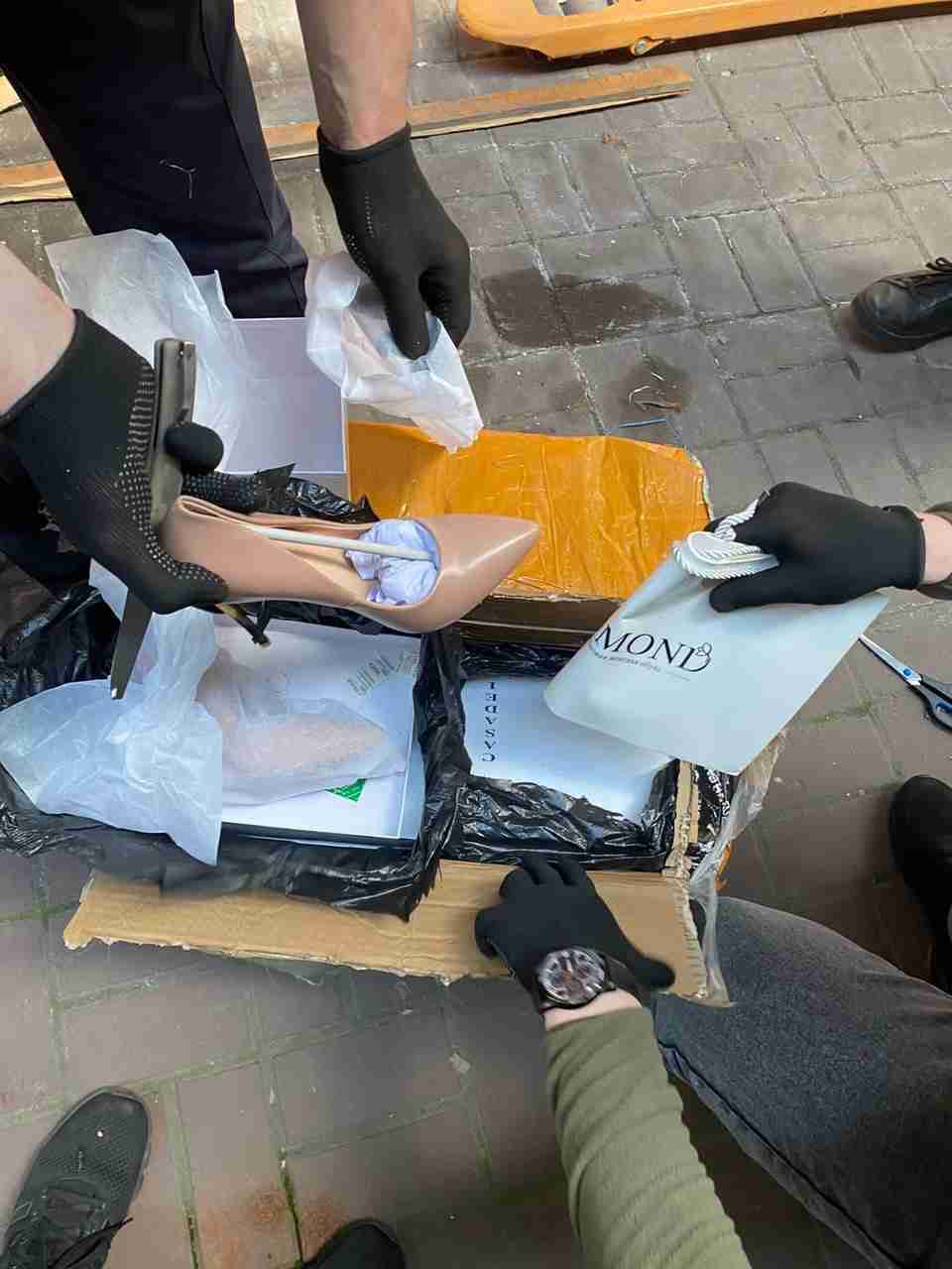 На Львівщині затримали ділків, які «для потреб ЗСУ» привезли гуманітаркою брендовий жіночий одяг та взуття (ФОТО)
