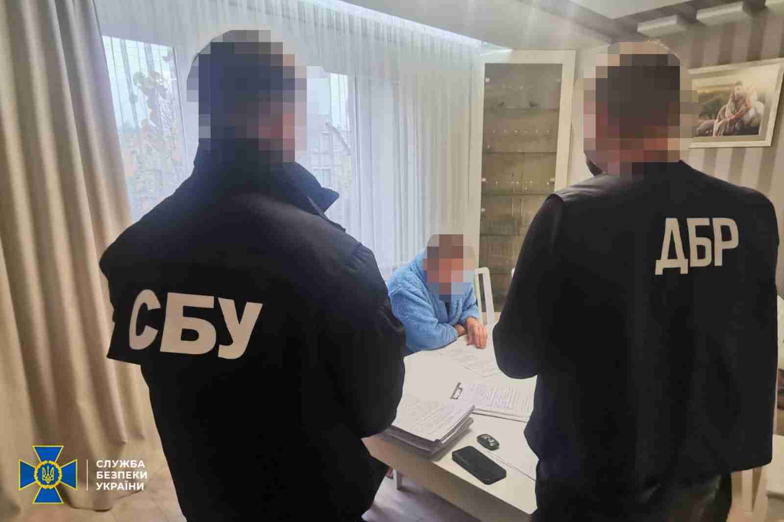 На Львівщині затримали митника, який організував безперешкодний виїзд за кордон для себе та своїх знайомих (ФОТО)