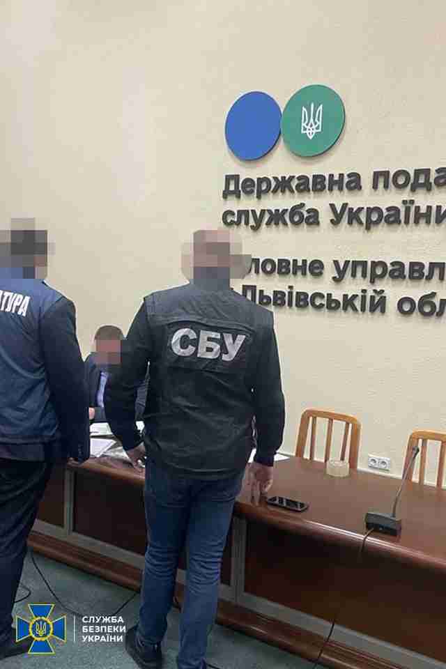 На Львівщині затримали посадовця податкової, який продавав конфіденційні дані
