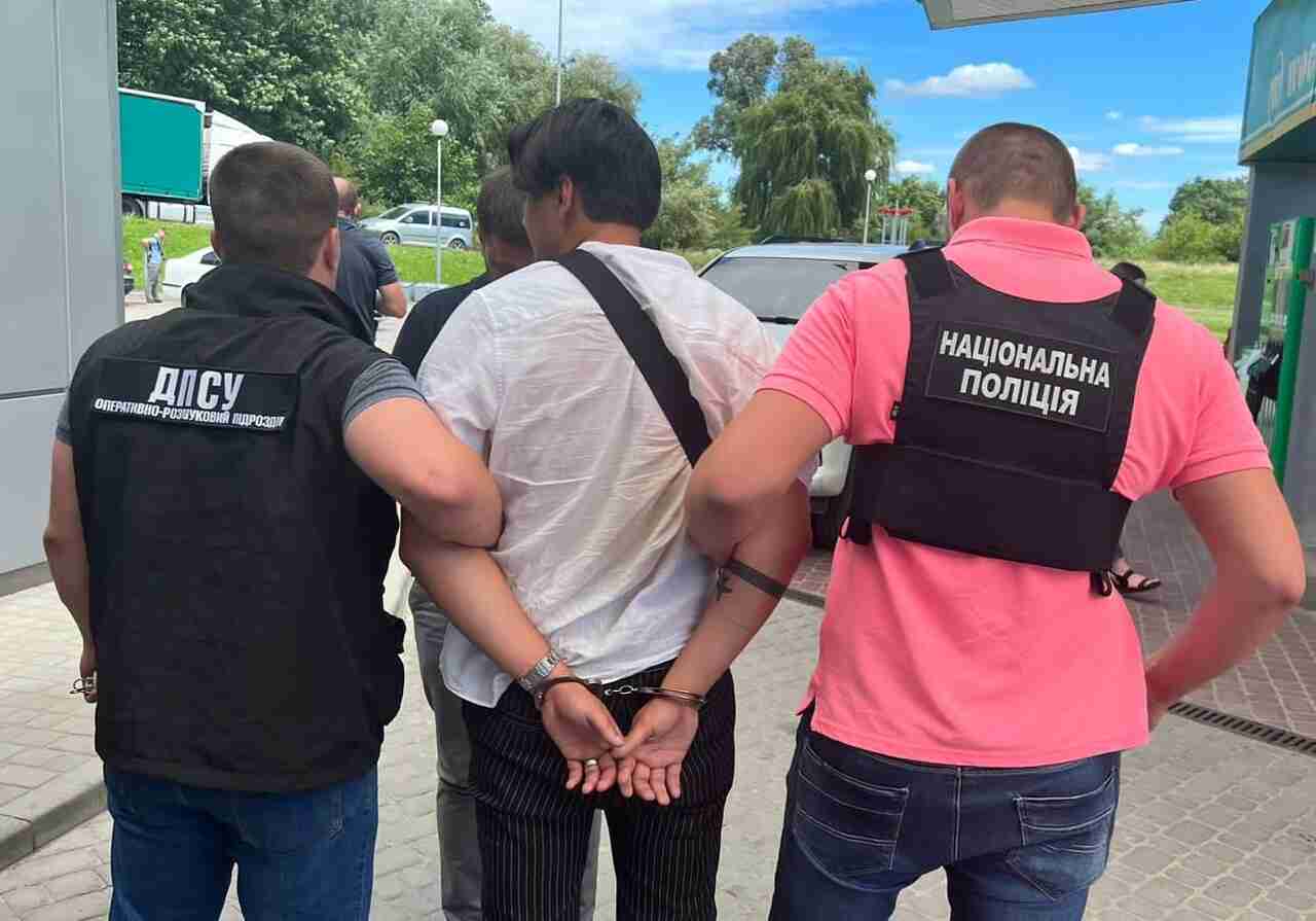 На Львівщині затримано молодика, який робив документи «непридатним» до військової служби чоловікам (ФОТО)