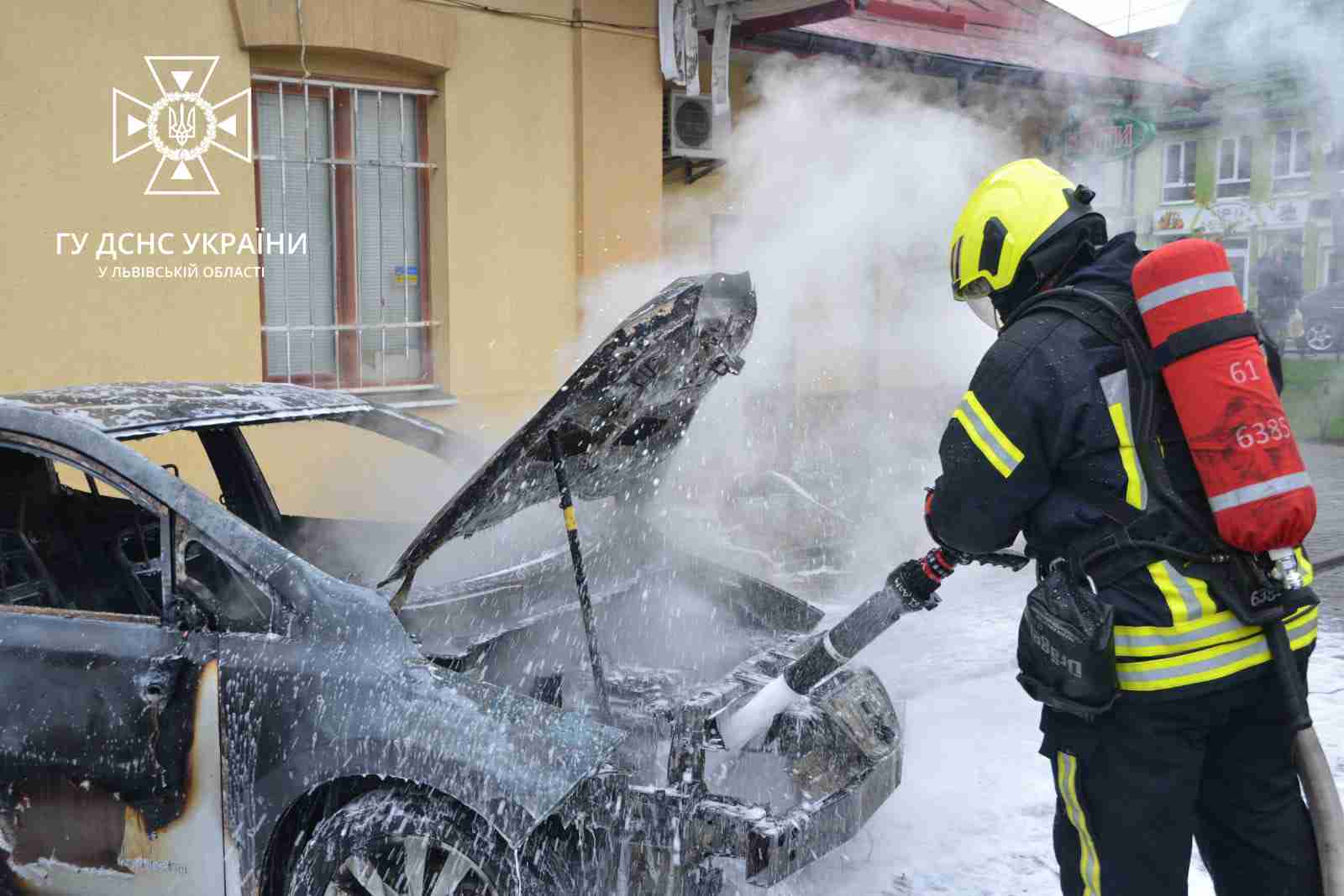 На Львівщині згоріли два авто (ФОТО)