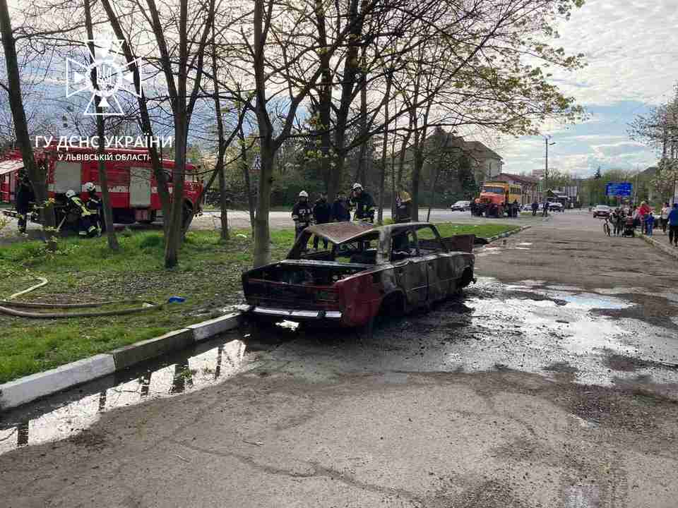 На Львівщині згоріли два авто (ФОТО)