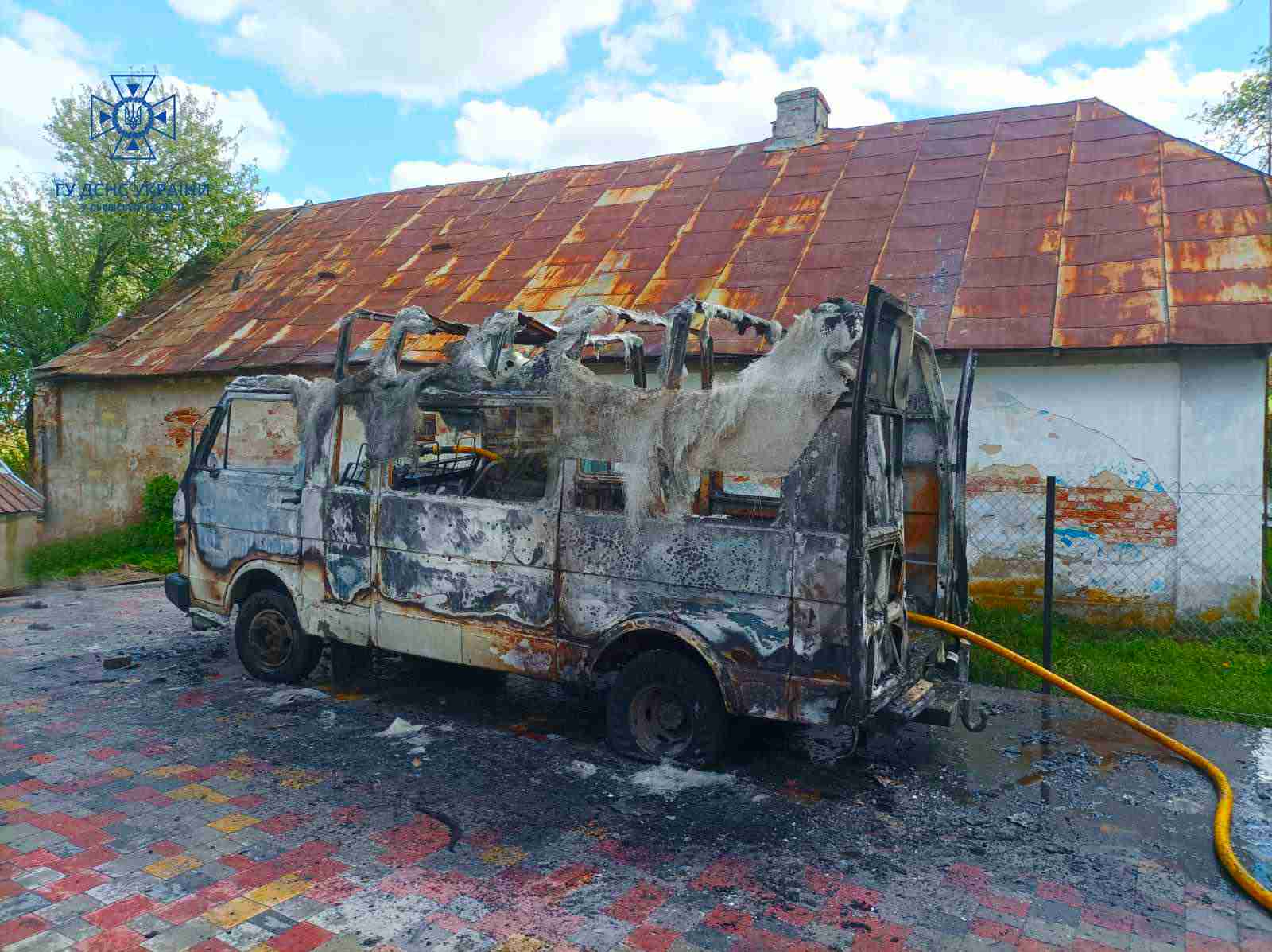 На Львівщині згорів припаркований біля будинку автомобіль (ФОТО)