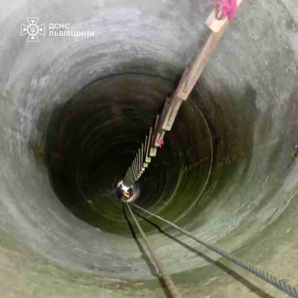 На Львівщині жінка вижила після падіння у 15-метрову бетонну криницю (ФОТО)