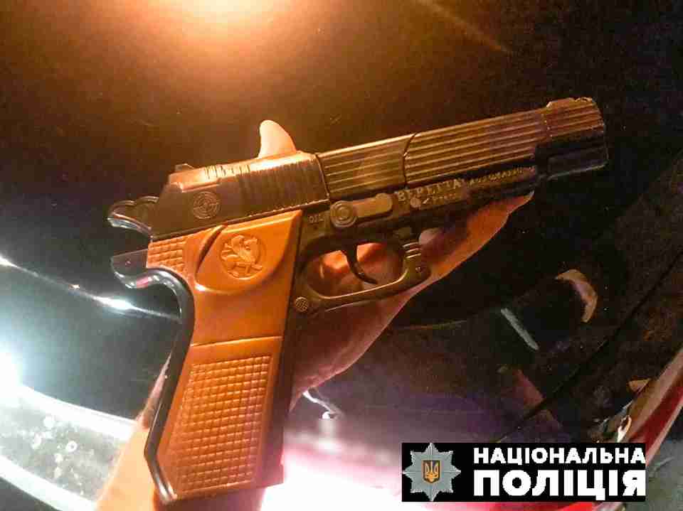 На Львівщині жінку оштрафували за те, що її син стріляв з іграшкового пістолета у школі