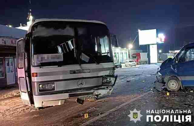 На Львівщині зіткнулися автобус та мікроавтобус: постраждали діти (ФОТО)