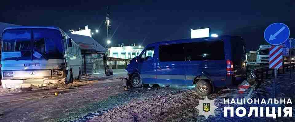 На Львівщині зіткнулися автобус та мікроавтобус: постраждали діти (ФОТО)