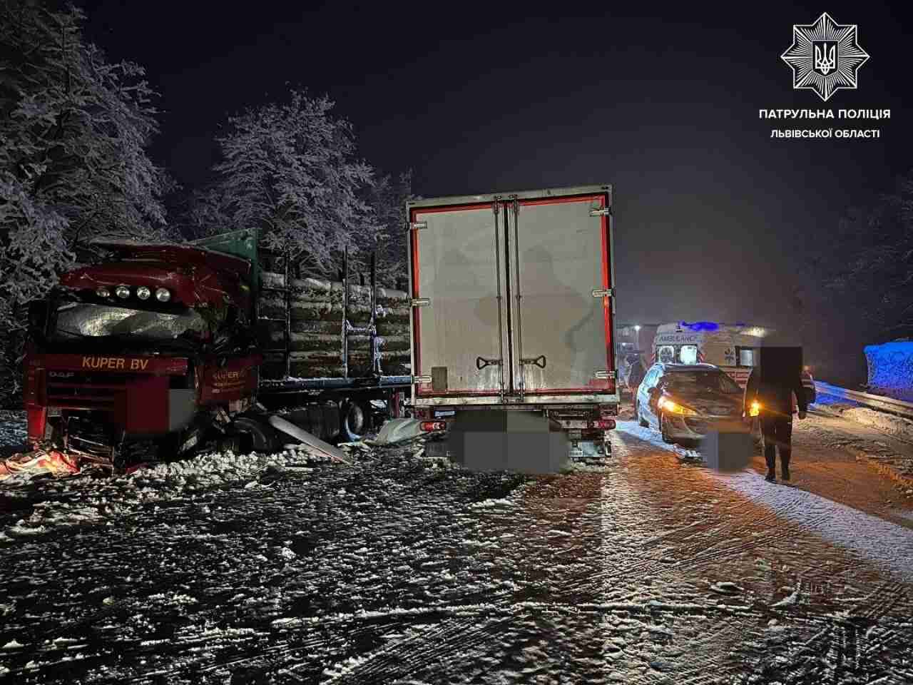 На Львівщині зіткнулися дві вантажівки і легковик: є потерпілі