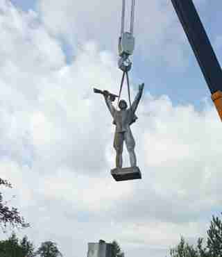 На Львівщині знесли радянський пам’ятник, у який «для захисту» від «декомунізаторів» вмотували ікону (ФОТО)