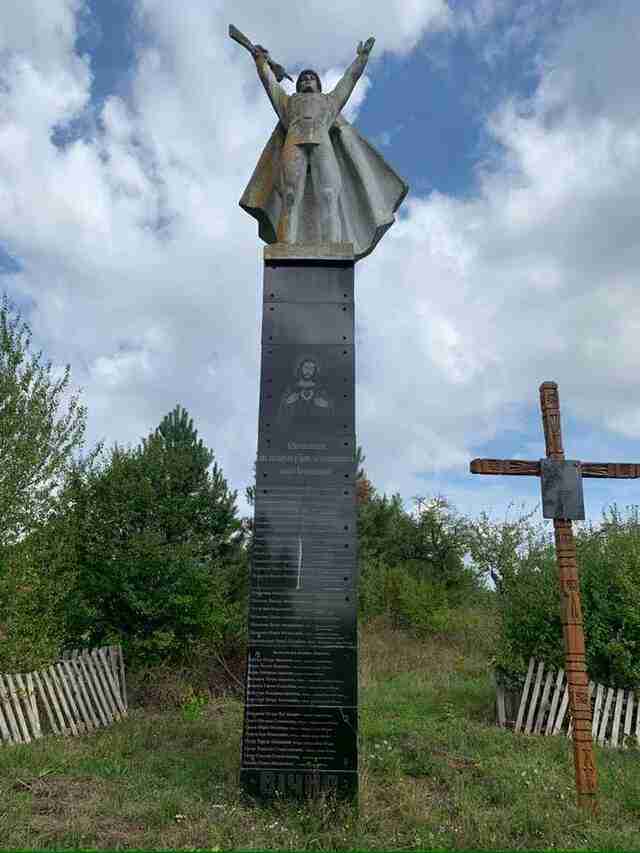 На Львівщині знесли радянський пам’ятник, у який «для захисту» від «декомунізаторів» вмотували ікону (ФОТО)