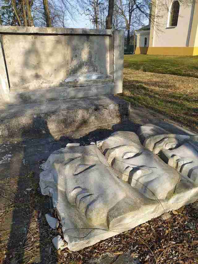 На Львівщині знесли шість пам'ятників «визволителям» (ФОТО)