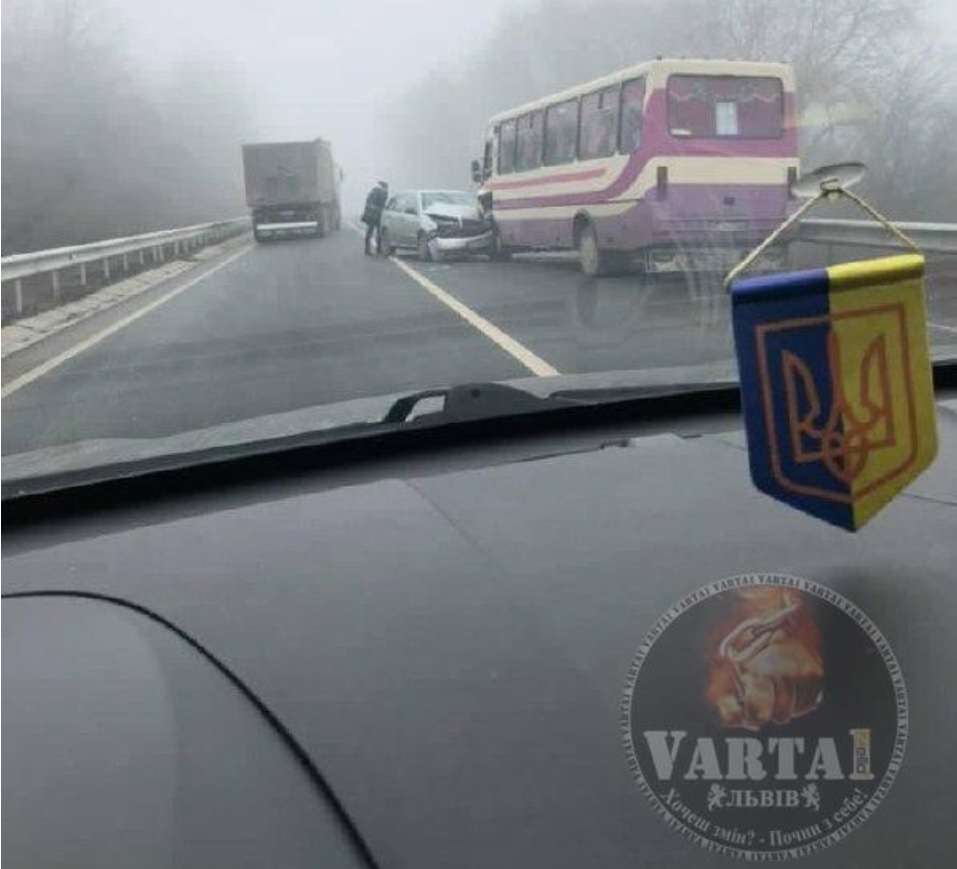 На Львівщині автомобіль зіштовхнувся з автобусом (фото)