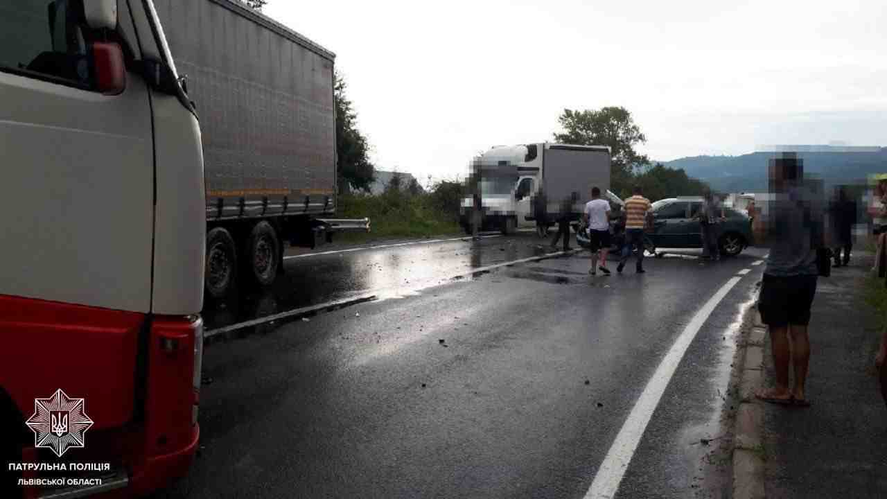 На Львівщині через ДТП перекрито рух дорогою