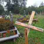На Львівщині чоловік понищив могили на кладовищі (фото)