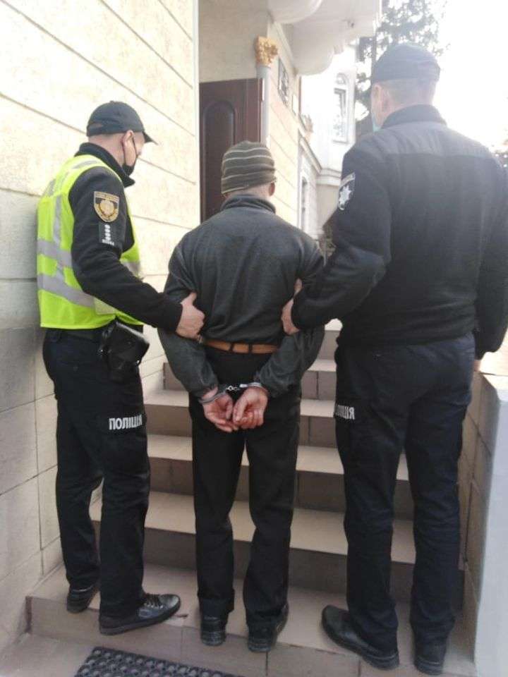 На Львівщині чоловік вдарив жінку ножем у серце та втік (фото)