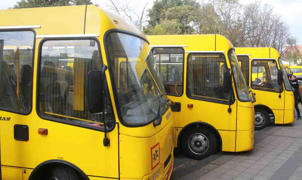 На Львівщині громадам передали 12 шкільних автобусів (ФОТО)