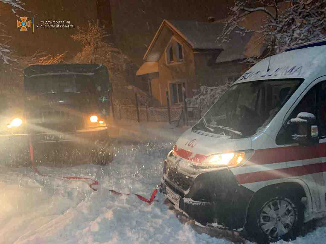 На Львівщині на дорозі застряг автомобіль швидкої допомоги (ФОТО)