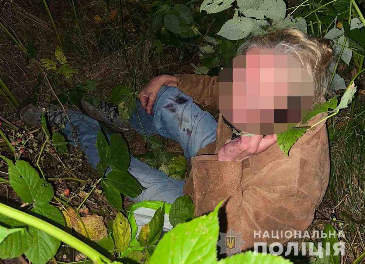 На Львівщині поліцейські розшукали жінку, яка, збираючи ягоди, зламала ногу в лісі (ФОТО)