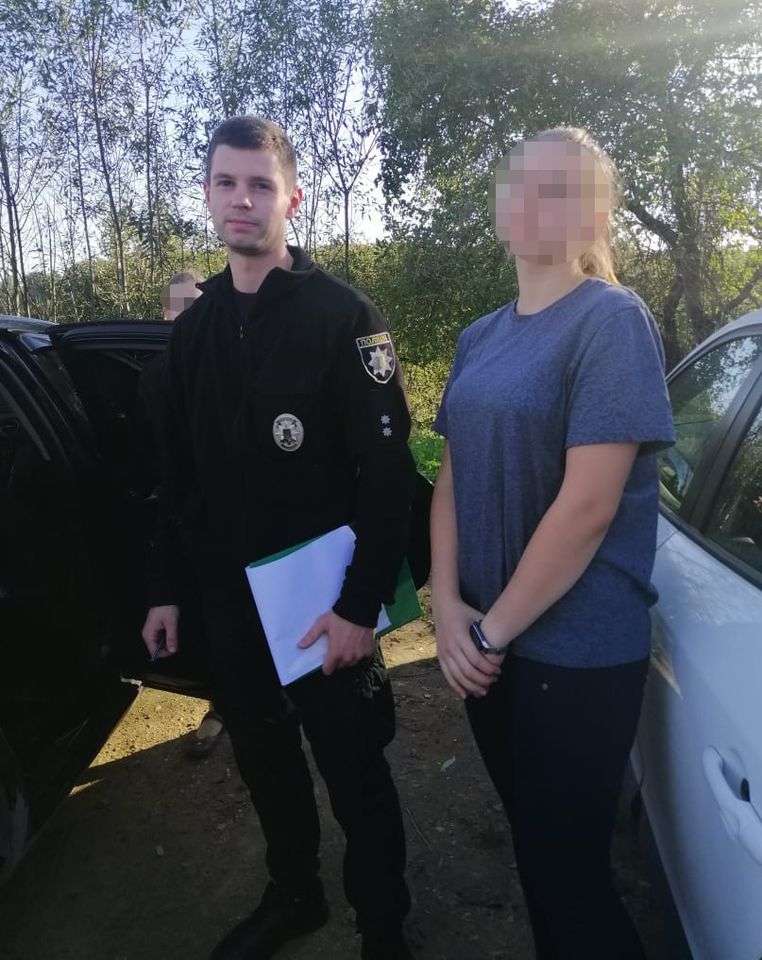 На Львівщині поліція, спільно з громадянами, розшукали дівчинку, що загубилась у лісі (фото)