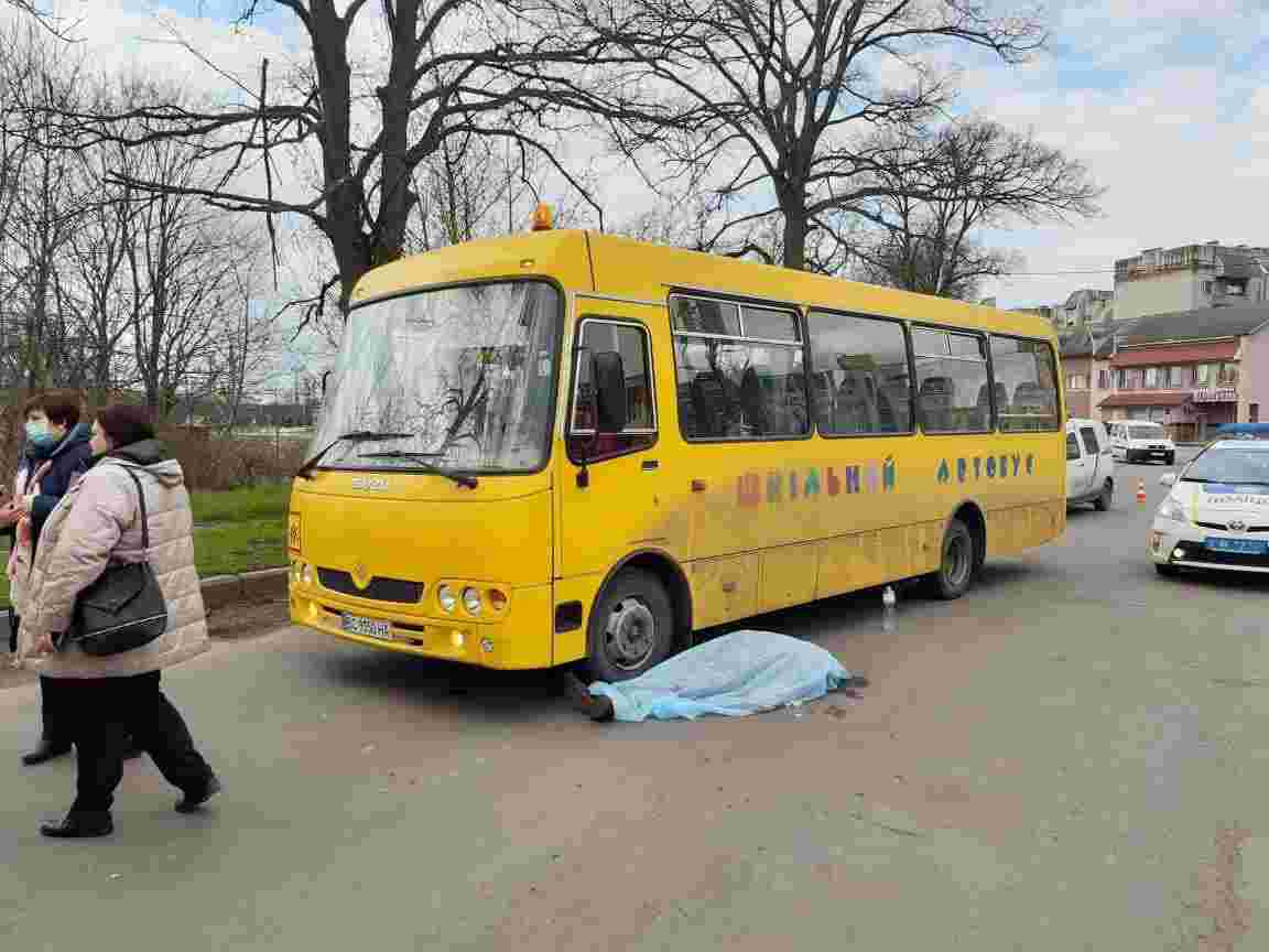 На Львівщині раптово помер водій шкільного автобуса, який перевозив дітей (фото 18+)
